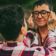 Pareja de mujeres mayores lesbianas se acomodan las gafas