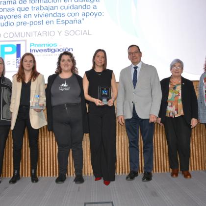 Fotografías recogiendo el Premio de Investigación del Consejo General de Enfermería