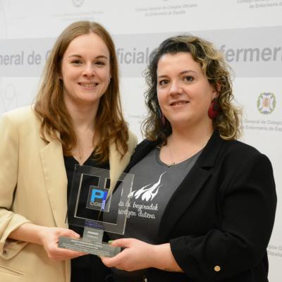 Ainara e Irune con el premio de Investigación del Consejo General de Enfermería